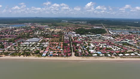 Vista-Aérea-De-Kourou-Frente-A-La-Playa-Con-Barrios.-Guayana-Francesa